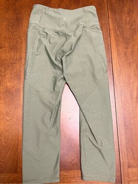 Old Navy Active Go-Dry Elevate Crop Legging